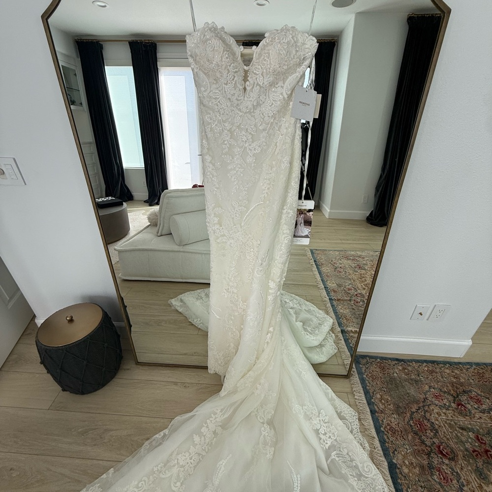 Pronovias Wedding Dress with Veil and Tulle shirt cover. New-tags attached. - Picture 7 of 15